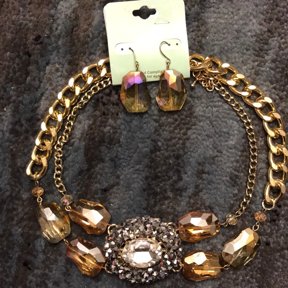 ✨Never worn necklace w/ matching earrings.